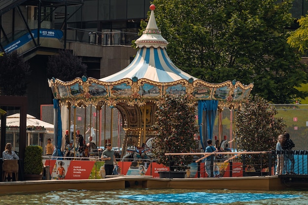 Een carrousel met een bordje met 'kerstmis' erop