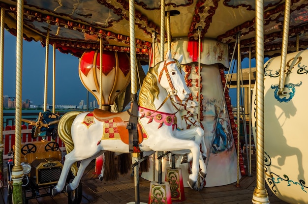Een carrousel met een paard erop en een klok erop