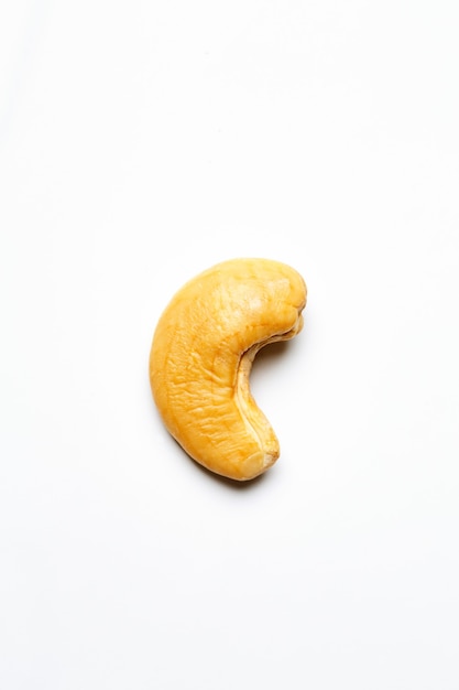 Een cashewnoot close-up geïsoleerd op een witte achtergrond