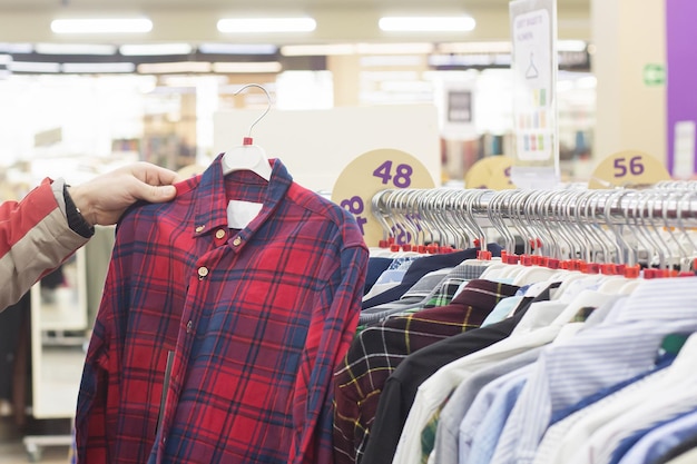 Een casual kledingwinkel Verkoop van herenoverhemden een grote selectie Aan- en verkopen