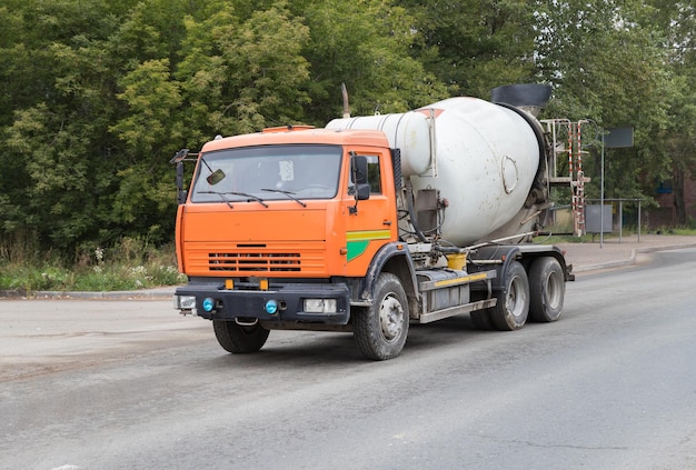 Een cementbezorgwagen op de weg