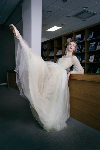 een charmante ballerina ging tijdens een pauze naar de bibliotheek om een nieuw boek te kiezen