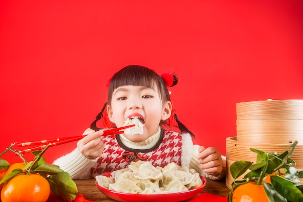 Een chinees meisje verwelkomt het lentefestival