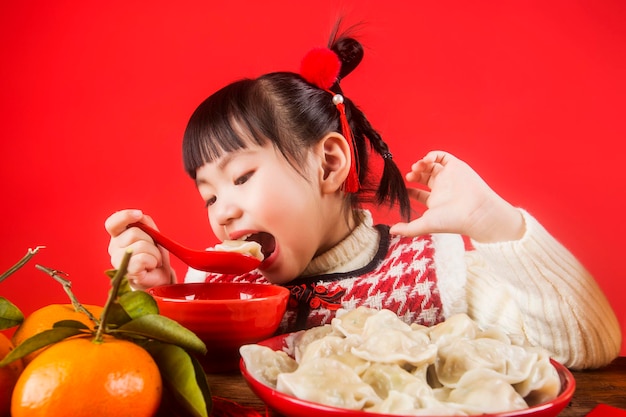 Een Chinees meisje verwelkomt het Lentefestival