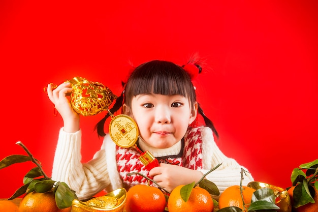 Een Chinees meisje verwelkomt het Lentefestival