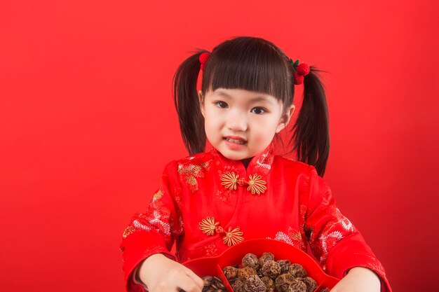 Een Chinees meisje verwelkomt het Lentefestival