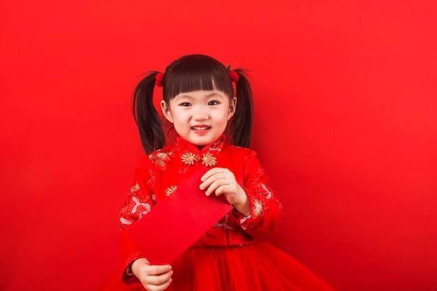 Een Chinees meisje viert Chinees Nieuwjaar met een rode envelop