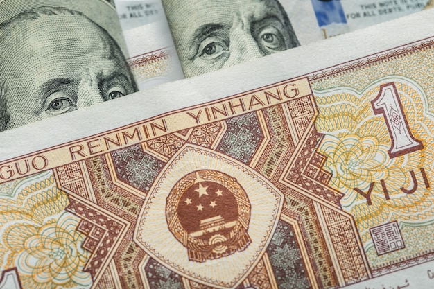 Eén Chinees yuan bankbiljet op verschillende Amerikaanse dollars