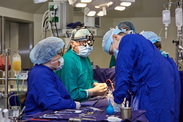 Een chirurg met assistenten voert een operatie uit in een modern ziekenhuis. Medisch team dat een operatie uitvoert.
