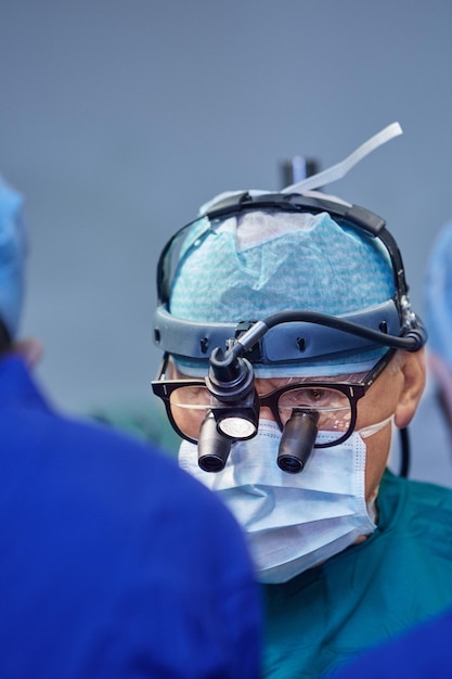 Een chirurg met assistenten voert een operatie uit in een modern ziekenhuis. Medisch team dat een operatie uitvoert.