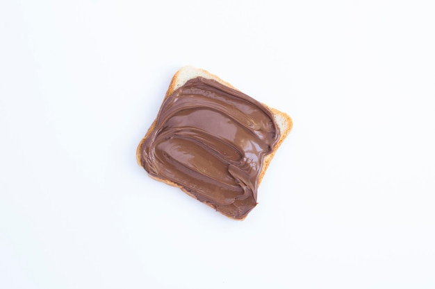 Een chocoladeroombrood op de witte achtergrond Kopieer de ruimte Bovenaanzicht