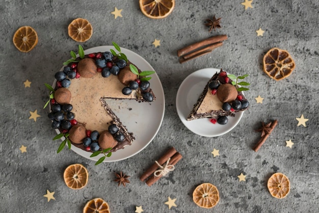 Een chocoladetaart bakken met bessen op tafel