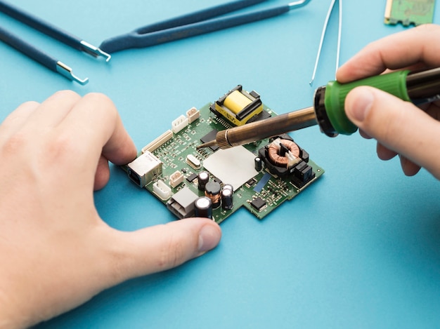 Foto een circuit repareren met behulp van soldeerbout