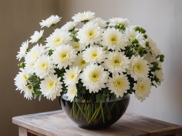 Een cirkelvormige rangschikking van witte chrysanthemums in een vintage vaas