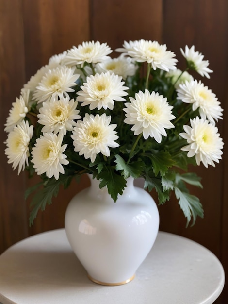 Een cirkelvormige rangschikking van witte chrysanthemums in een vintage vaas