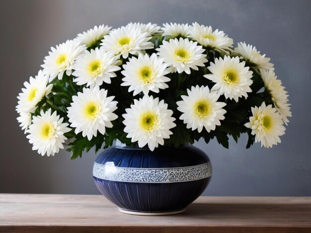 Een cirkelvormige rangschikking van witte chrysanthemums in een vintage vaas