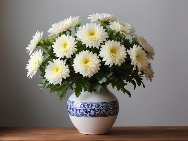 Een cirkelvormige rangschikking van witte chrysanthemums in een vintage vaas