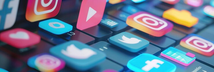 Een close-up afbeelding met kleurrijke social media-iconen gerangschikt op een zwart toetsenbord dat de digitale wereld van marketing en reclame weerspiegelt Generatieve AI