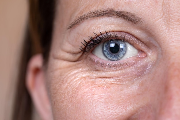 Een close-up en front view op het blauwe oog van een volwassen blanke vrouw in haar veertigs