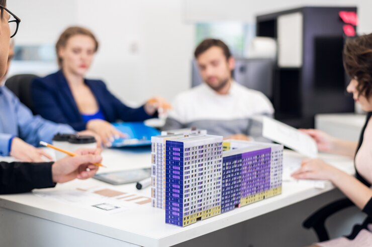 Een close-up foto van een kleurrijke handgemaakte maquette van een flatgebouw