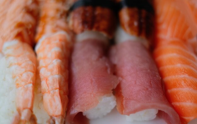 Een close-up fotografie van een set van sushi rolt Thuisbezorging Japanse keuken