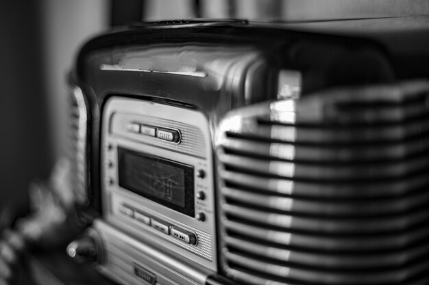 Een close-up op grijsvlak van een retro vintage radio