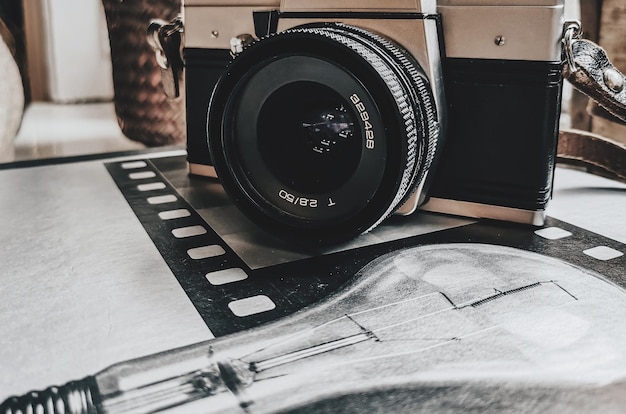 Een close-up opname van een vintage camera op een zilveren boek over filmfotografie en licht