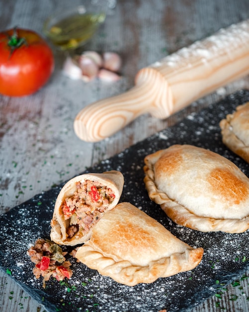 Een close-up opname van het koken van de Argentijnse Uruguayaanse empanadas in de keuken