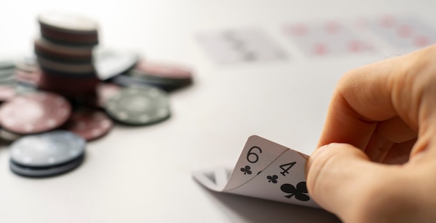 Een close-up pokerspeler met een speelkaart op tafel, winnen of verliezen eenvoudig concept