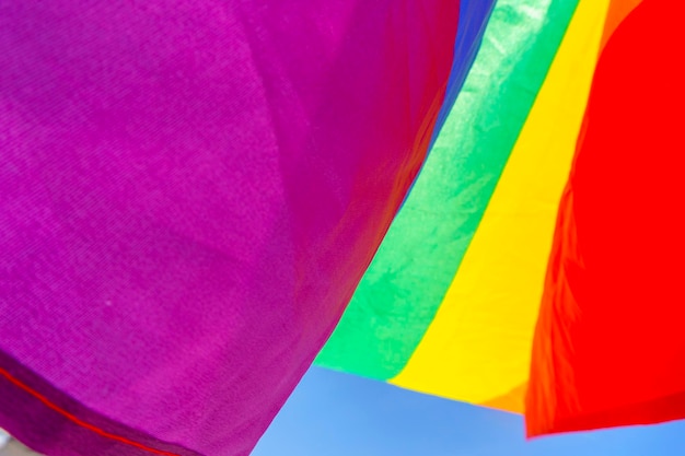 Een close-up shot van een regenboogvlag die wappert op een wind
