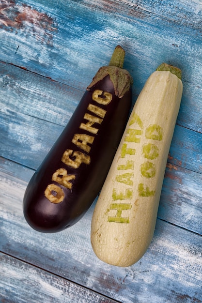 Foto een close-up van aubergines op een houten tafel