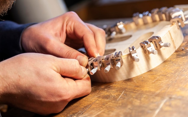Foto een close-up van deskundige handen tijdens het bouwen van een deel van een viool