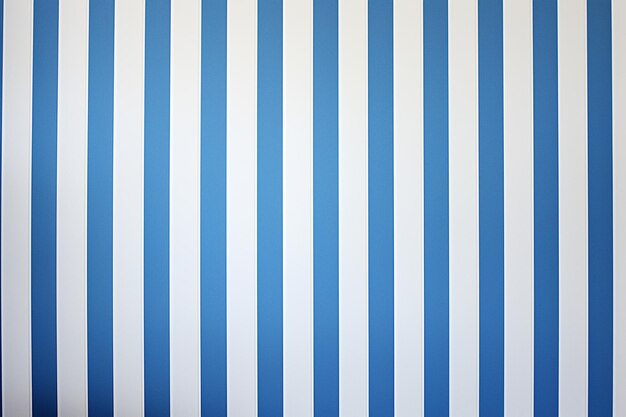 Een close-up van een blauw-wit gestreepte behang met verticale lijnen