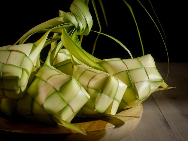 Een close-up van een cake met bananenblad