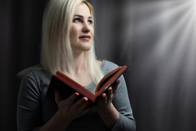 Een close-up van een christelijke vrouw die de bijbel leest.