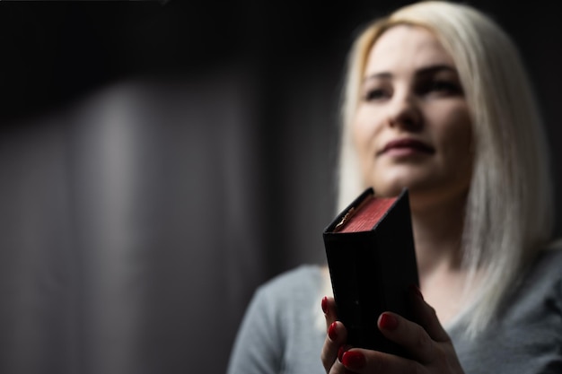 Een close-up van een christelijke vrouw die de bijbel leest.