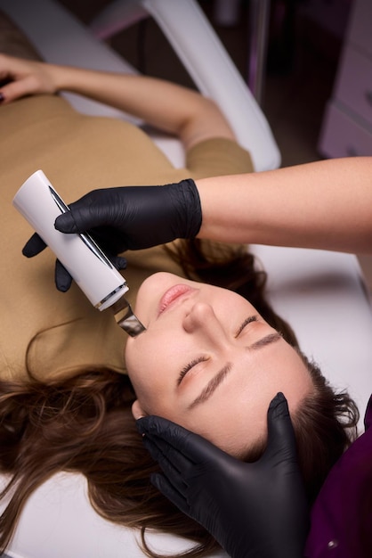 Een close-up van een cosmetische behandeling die met geavanceerde gereedschappen en technieken wordt uitgevoerd