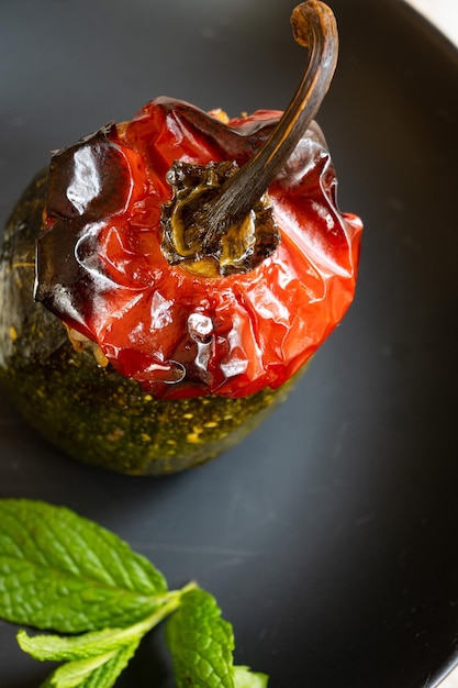 Een close-up van een gevulde paprika met een groen blad erop.