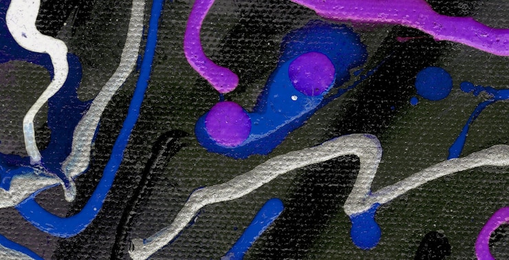 Foto een close-up van een graffiti met paarse en blauwe verf
