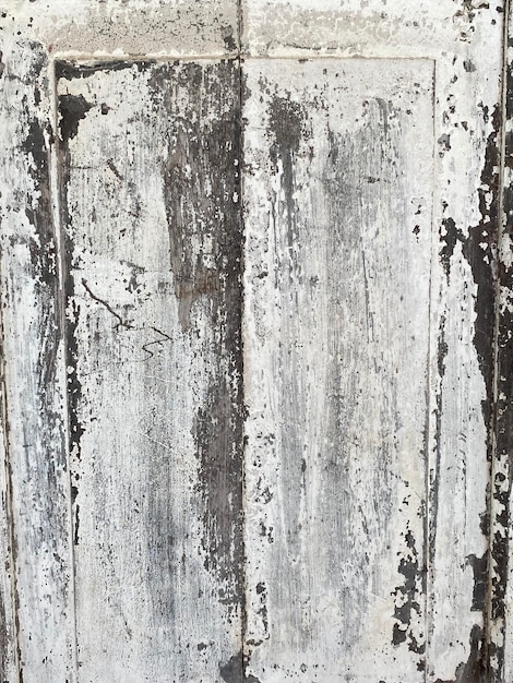 Een close-up van een houten muur met witte verf.
