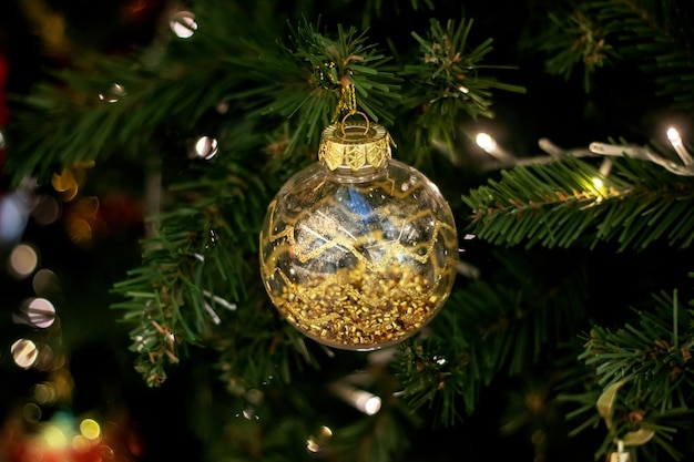 Een close-up van een kerstboom met ornamenten