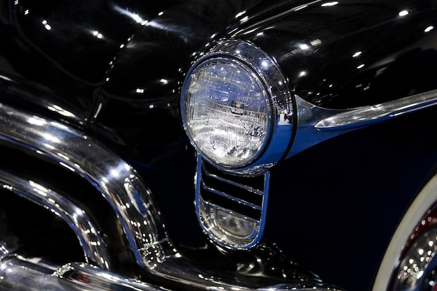 Een close-up van een koplamp van een klassieke vintage auto