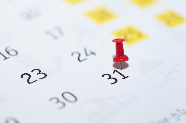 Een close-up van een punaise vermeldt de datum op de kalender