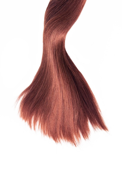 Een close-up van een rood haar met een naar achteren getrokken haarlok en het bovenste deel van het haar.