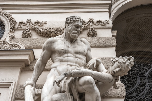 Een close-up van een sculptuur van een man.