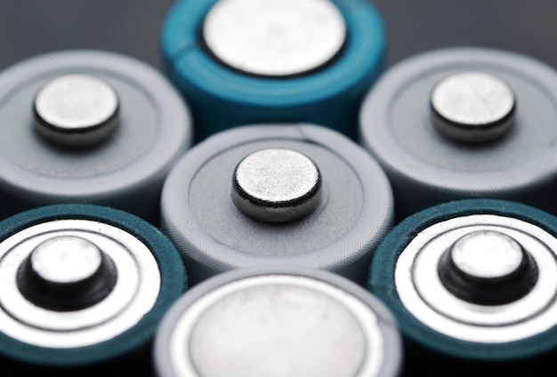 Een close-up van een set batterijen met de tekst 'pivot' erop