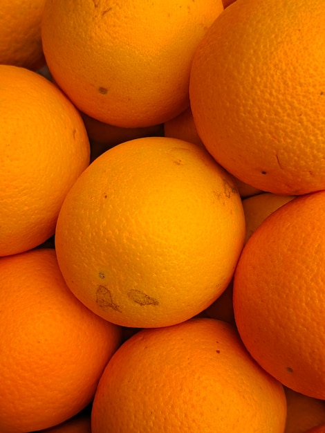 Een close-up van een stapel sinaasappelen