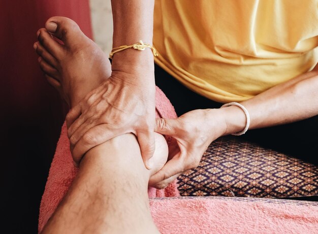 Een close-up van een Thaise voetmassage