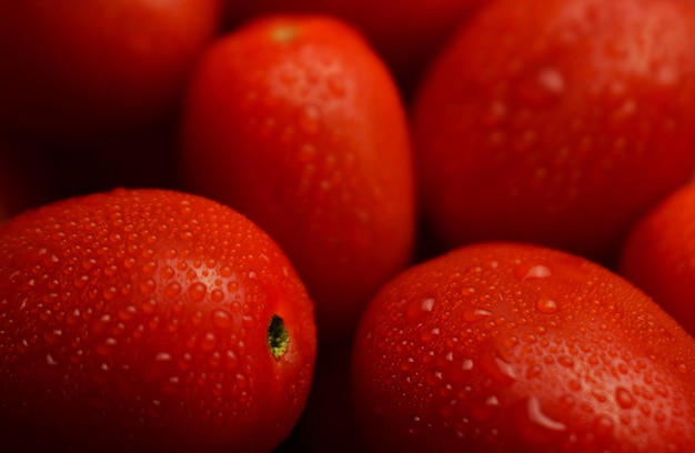 Een close-up van een tomaat met waterdruppels erop