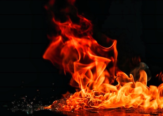 Een close-up van een vlammend vuur en rook